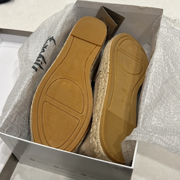 Espadrille hand stitched in Spain. - Picture 3 of 9